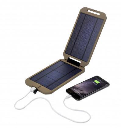 En mobiltelefon oplades af en sammenfoldelig soloplader via et kabel. Mobiltelefonen viser en aktiv opladningsindikator.