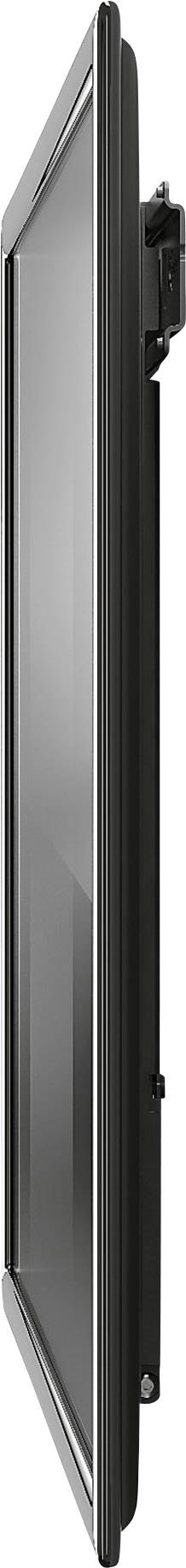 'Sidevinklet vue af en tynd, sort skærm med ramme, der er monteret på væggen.'