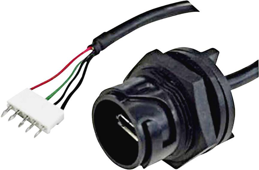 Sort cylinderstik med kabler, ender i hvid stik med fem metalpinde. Bruges i elektroniske enheder til forbindelser.