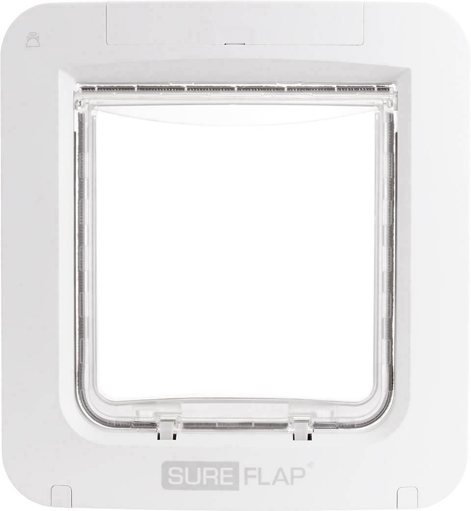 En hvid elektronisk kattelem fra SureFlap med firkantet design og transparent passage, egnet til kæledyr.