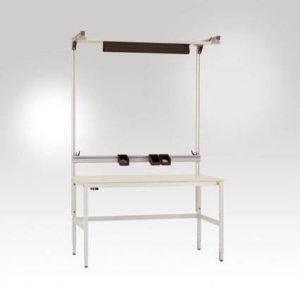 Arbejdsbord med belysning og to klemmer på en grå baggrund.