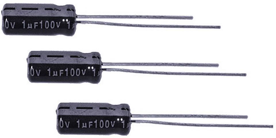 Tre sorte cylindriske elektrolyt-kondensatorer med påskriften '1µF 100V'. De er placeret i en række.