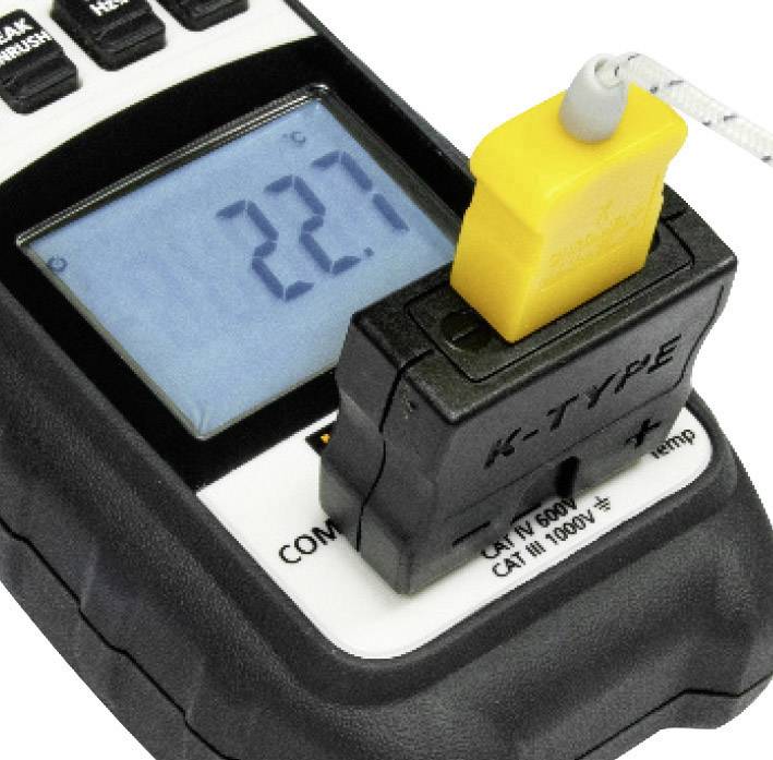 Et digitalt termometer viser en temperatur på 22,7 grader Celsius. En gul føler er tilsluttet.