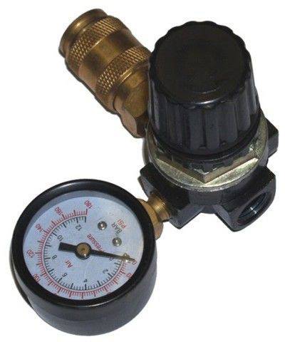 Trykregulator med manometer, drejeknap og to messingforbindelser til trykindstilling og -overvågning i trykluftssystemer.