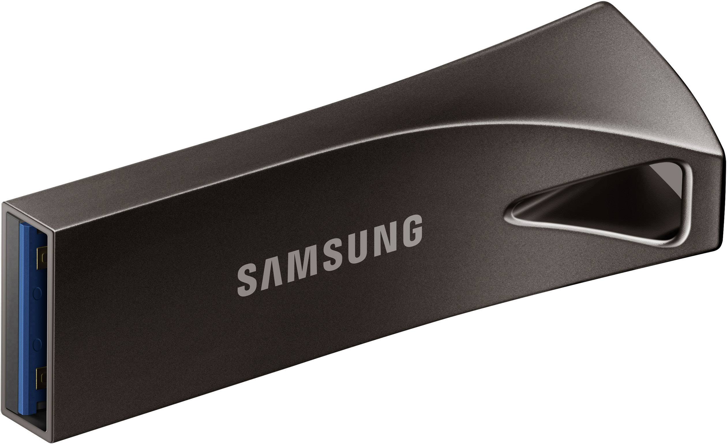En sort USB-stick med 'Samsung'-logoet, som viser USB-porten forfra og har et elegant, minimalistisk design.