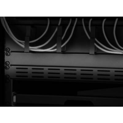 Sort-hvidt billede af computerserver-kabinet med kabler. Viser kabelføring og serverarkitektur.