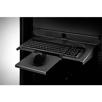 Et sort tastatur og mus på et udtrækkeligt hylder i et serverrack, klar til vedligeholdelse eller betjening.