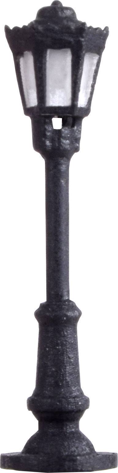 En smedejerns gadelygte med en sekskandet lampeskærm, monteret på en sokkel. Den ser dekorativ ud.