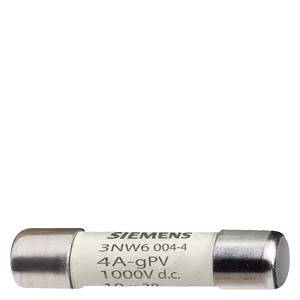 Et hvidt elektrisk sikringsrør med påskriften 'SIEMENS 3NW6 004-4, 4A-gPV, 1000V d.c.' og metalender, placeret på en hvid baggrund.
