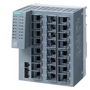 En industri-switch med flere Ethernet-porte og Siemens-logo øverst til venstre. Ideel til netværksstyring i industrielle miljøer.