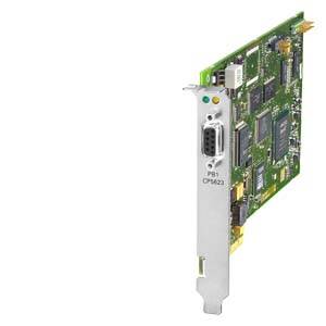 Computerkortmodul set fra siden med elektroniske komponenter og et stik.