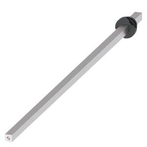 Grå metalpen med en sort plastikring i den ene ende, svæver diagonalt foran en hvid baggrund.