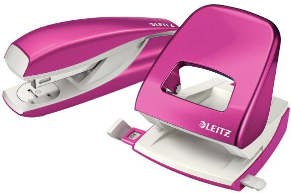 Magenta Leitz hæftemaskine og hulapparat ligger ved siden af hinanden, begge med elegant design og åbne, på en lys baggrund.