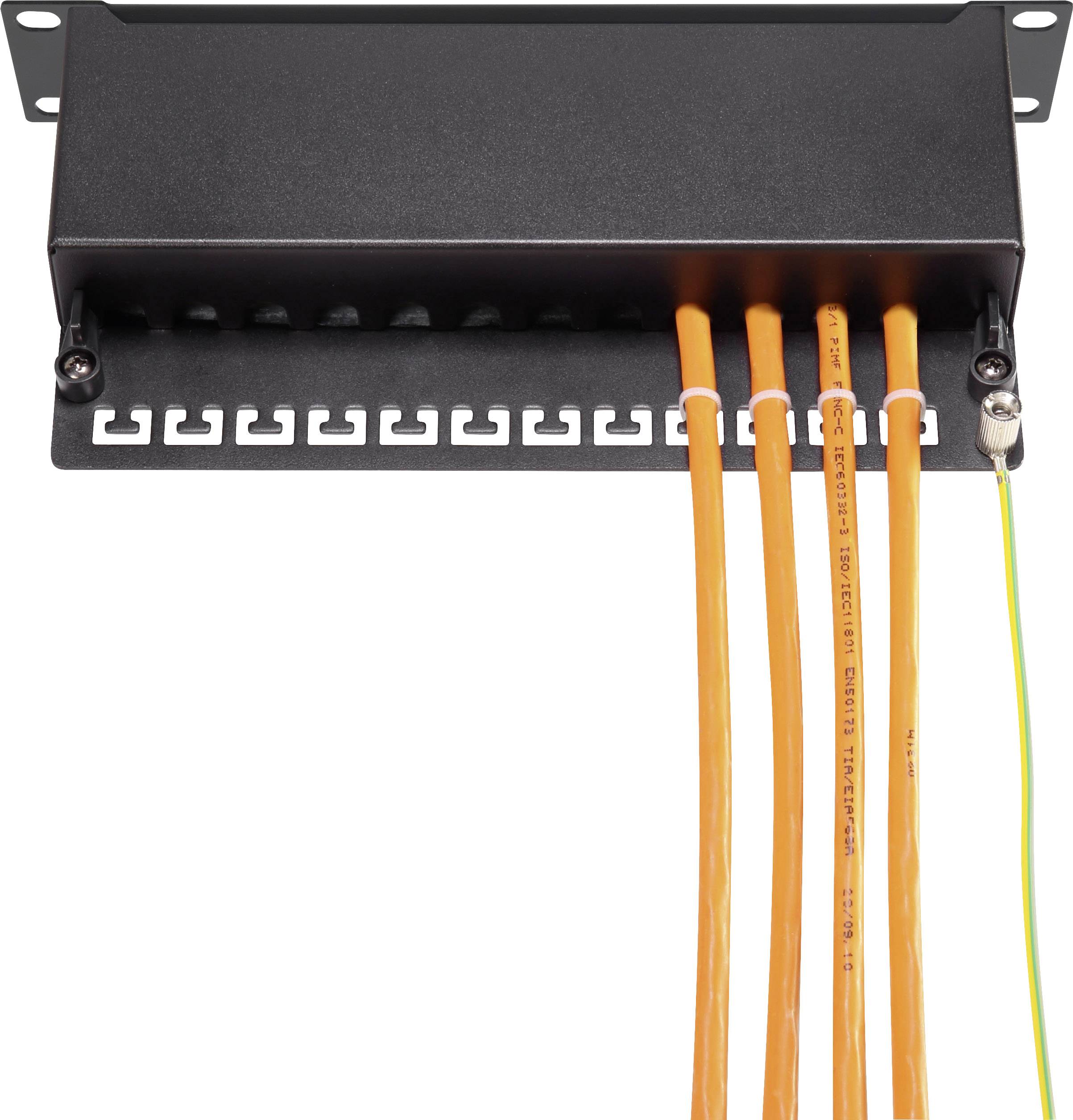 Et sort fordelingspanel med orange kabler sat i stik viser en netværksinstallation.