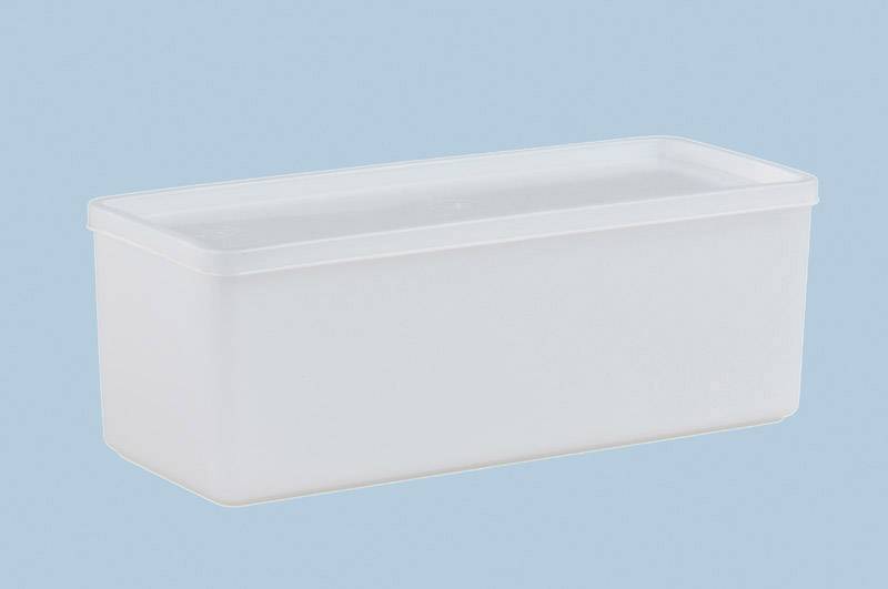 Hvid rektangulær plastboks med låg på blå baggrund.