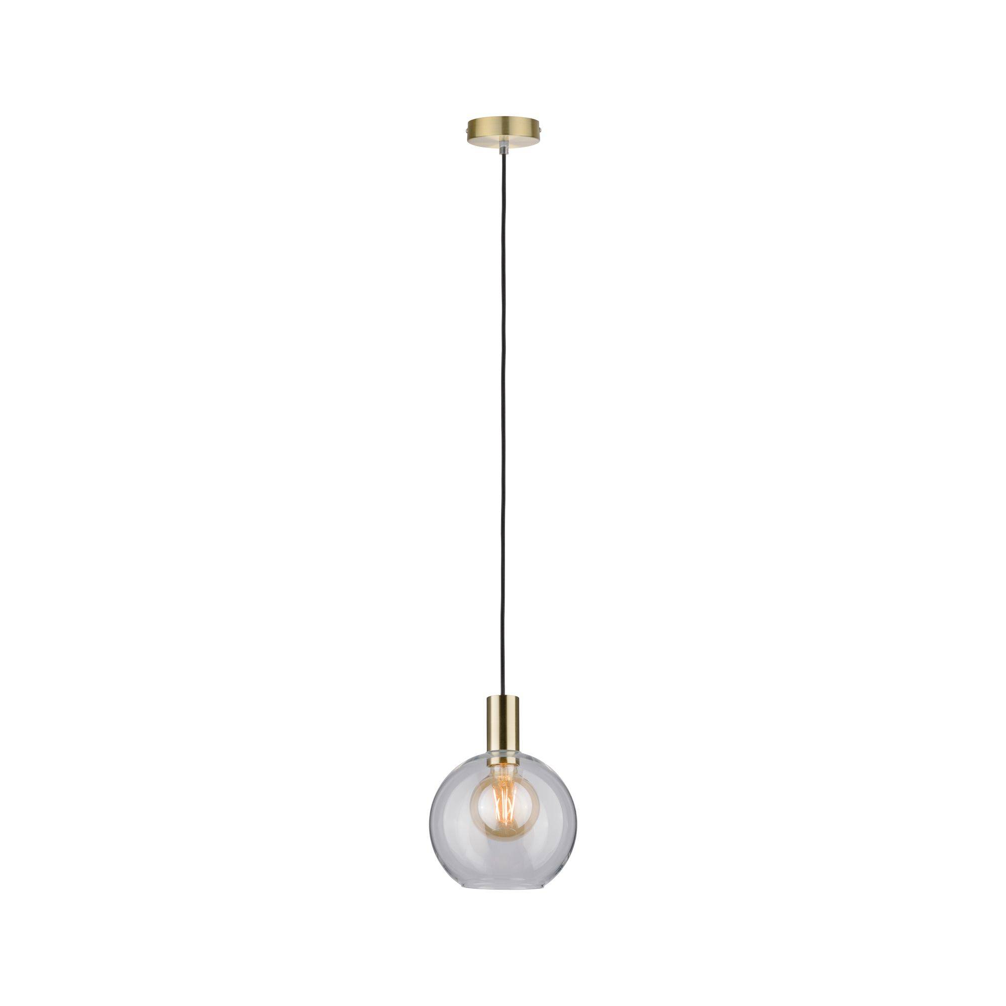 Moderne pendel med klar glaskugle og messingdetaljer. Enkelt design, perfekt egnet til stilfulde interiører.