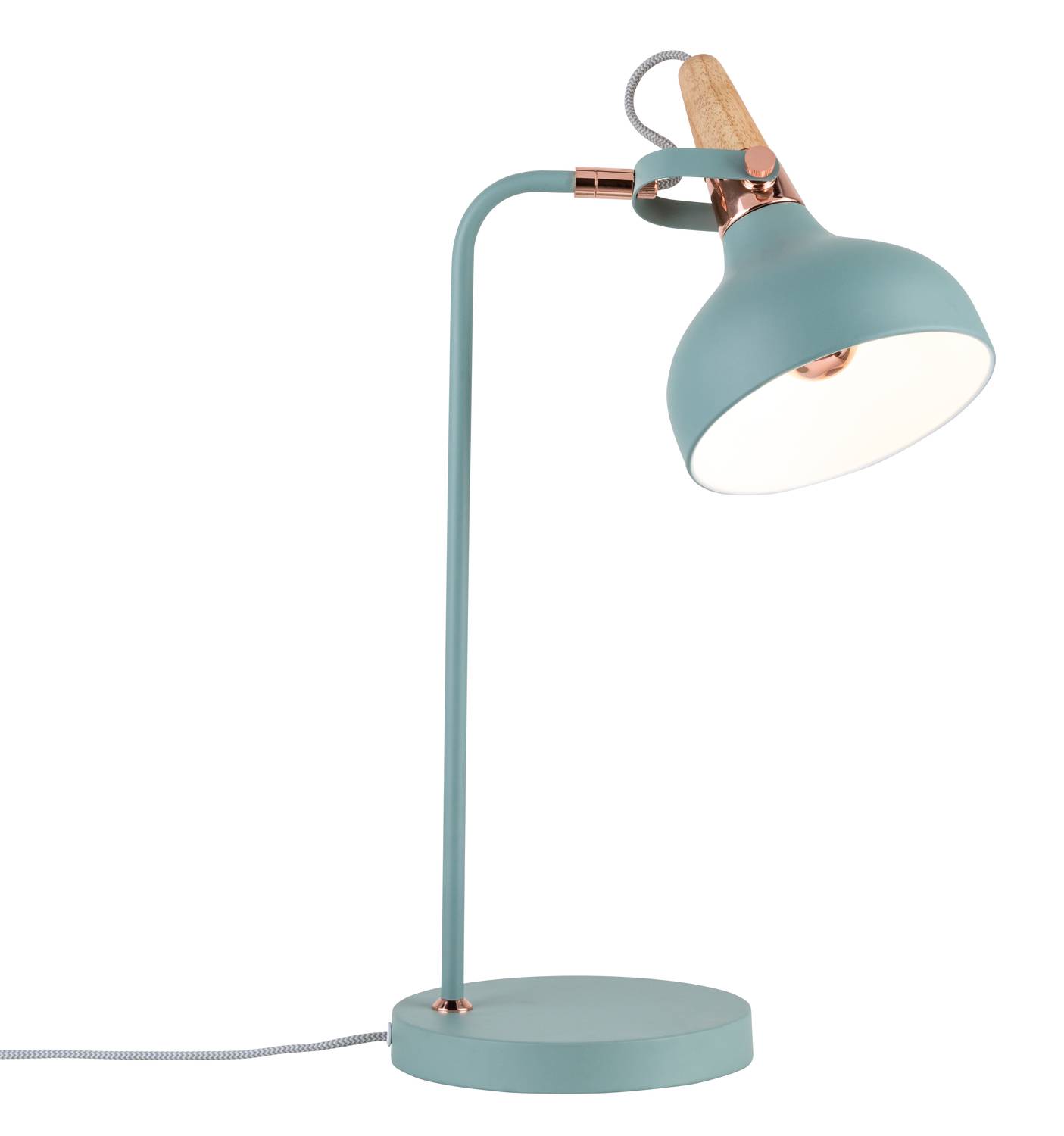 En moderne, blågrøn bordlampe med et træhåndtag og en kobberdetalje på skærmen; den hviler på en rund base.