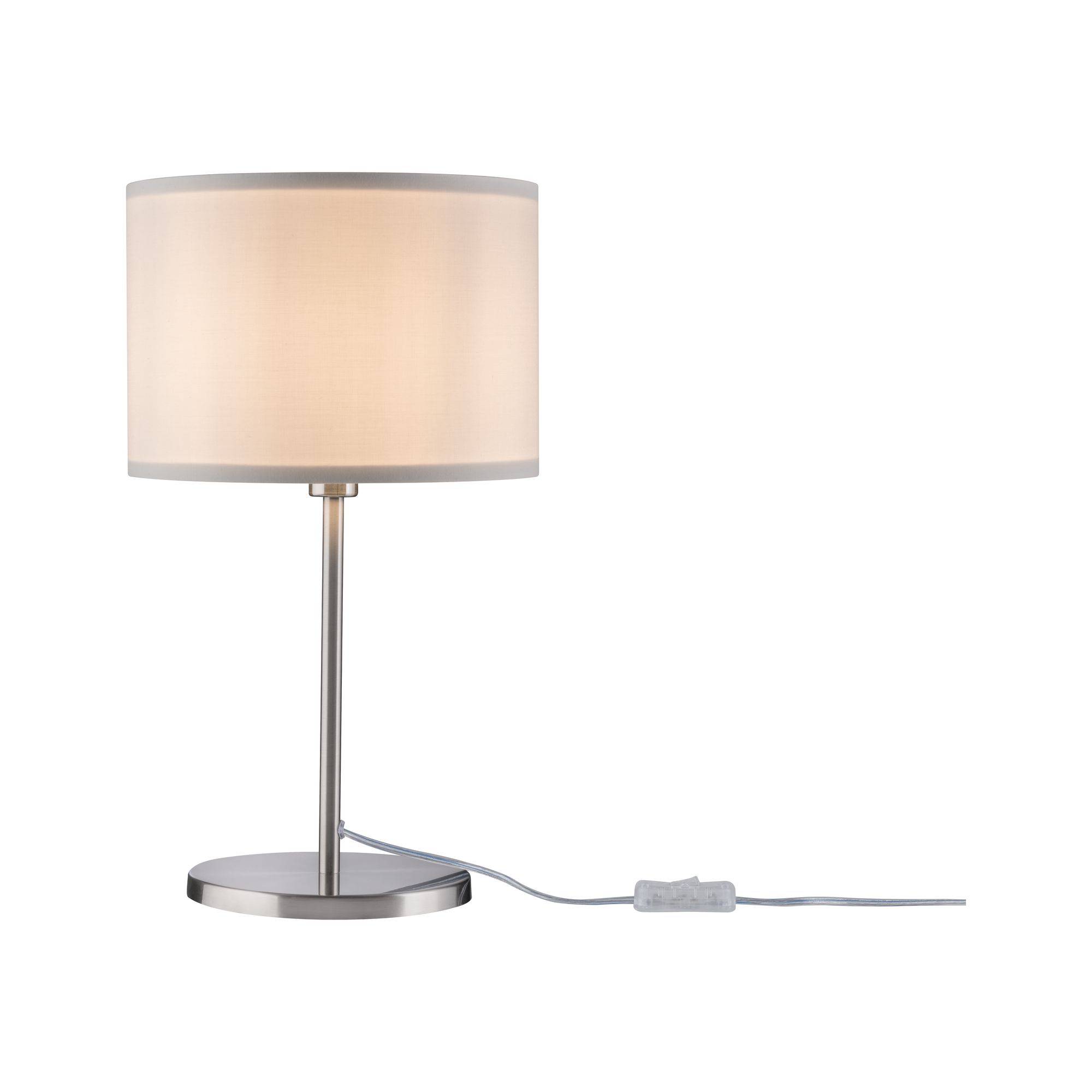 Et sølvfarvet bordlampe med hvid skærm og netledning på en hvid baggrund.