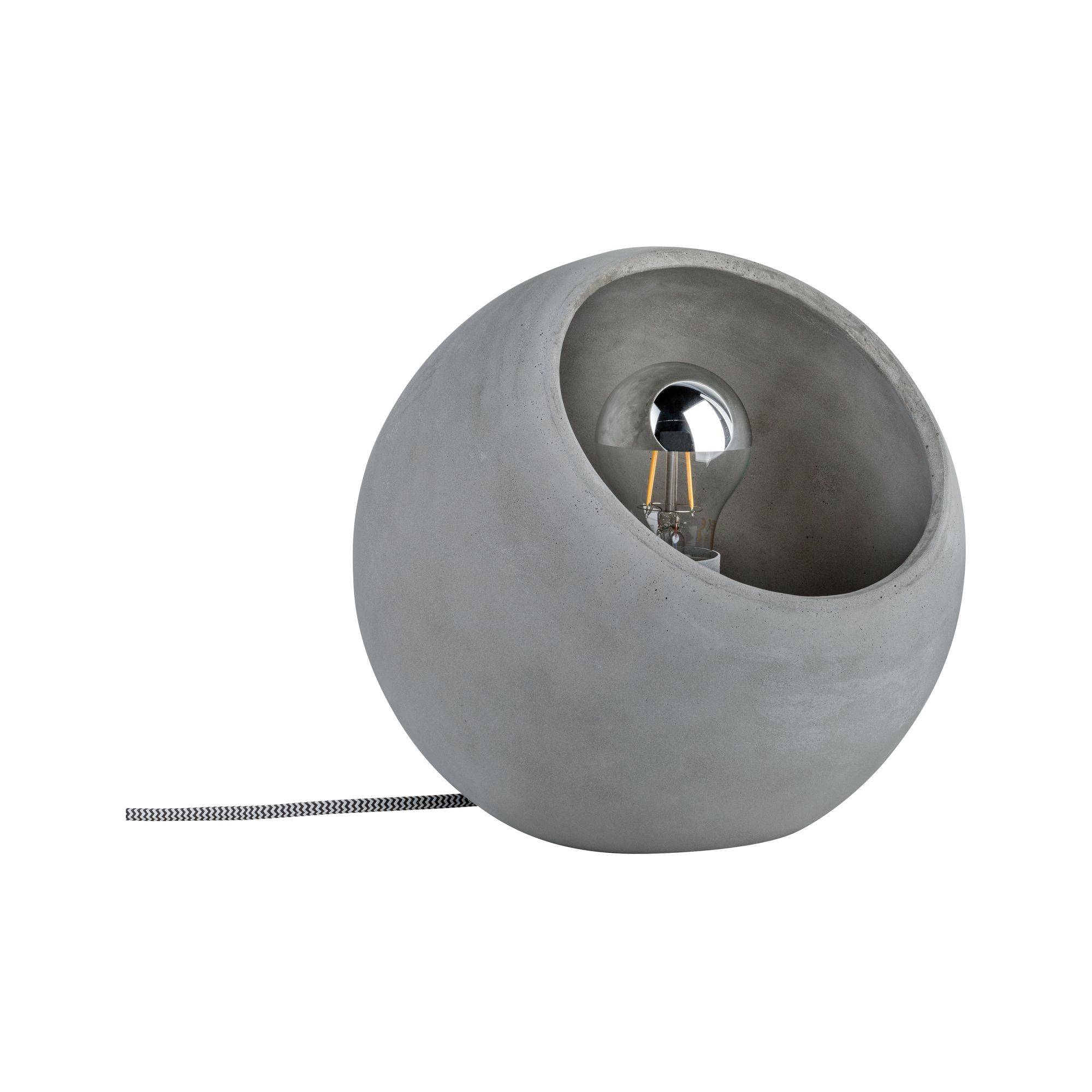 Kugleformet betonbordlampe med synlig pære og tekstilledning. Moderne design til indendørs brug.