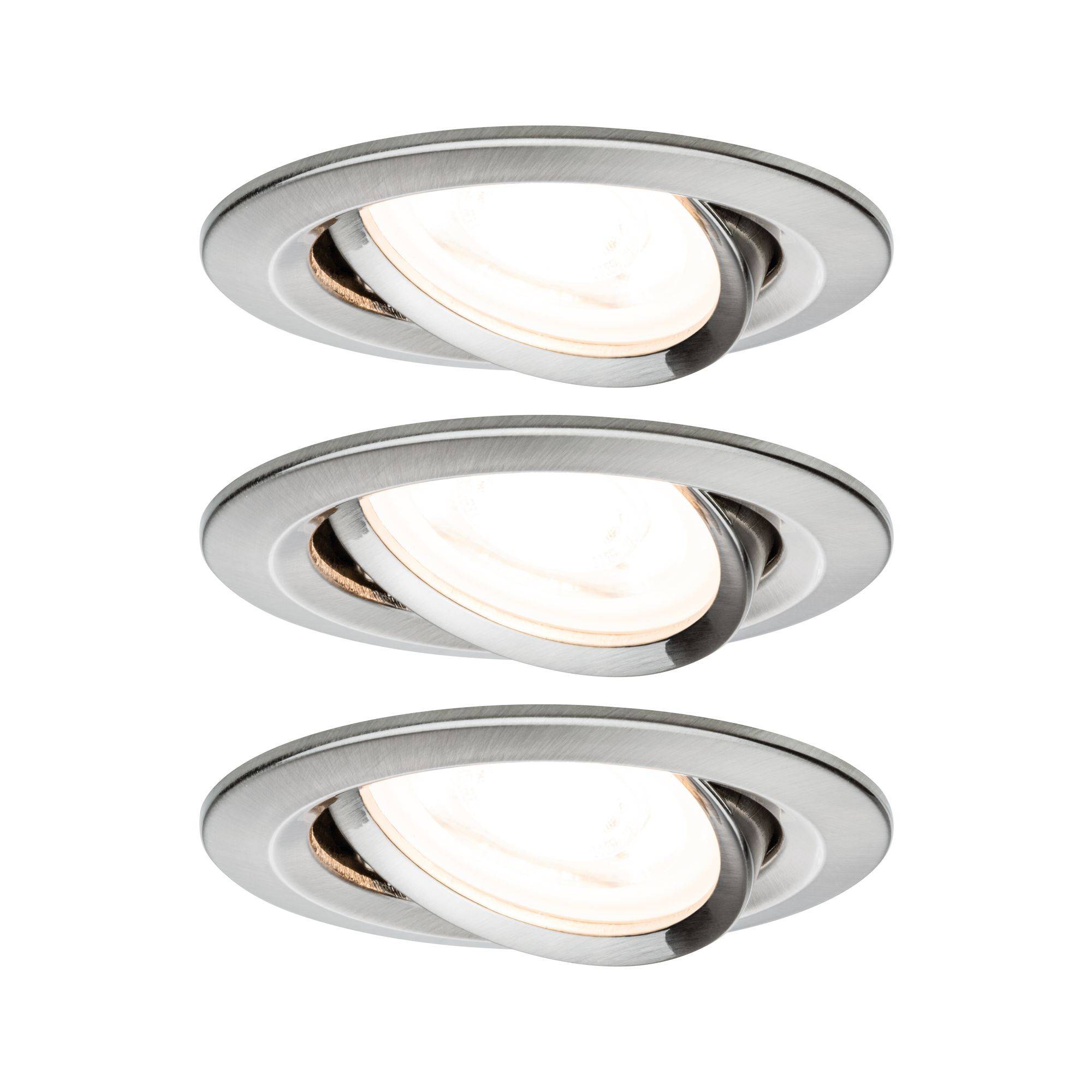 Tre sølvfarvede indbygningsspot med justerbare rammer, som lyser i en moderne, minimalistisk stil. Perfekt til indendørs belysning.