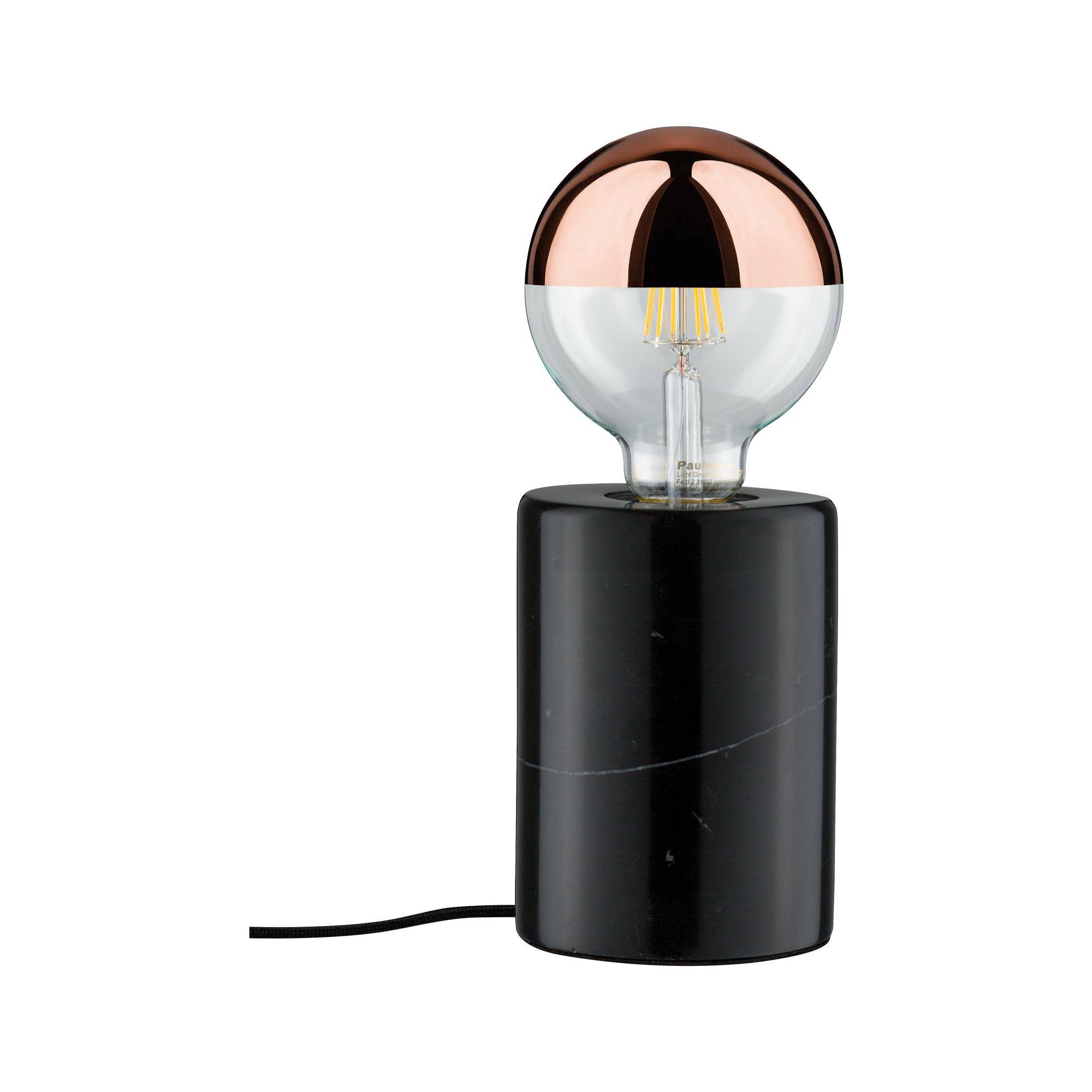 Bordlampe i glas med sort, cylinderformet base og ledning, rund kobberfarvet pære øverst, moderne og elegant belysning.