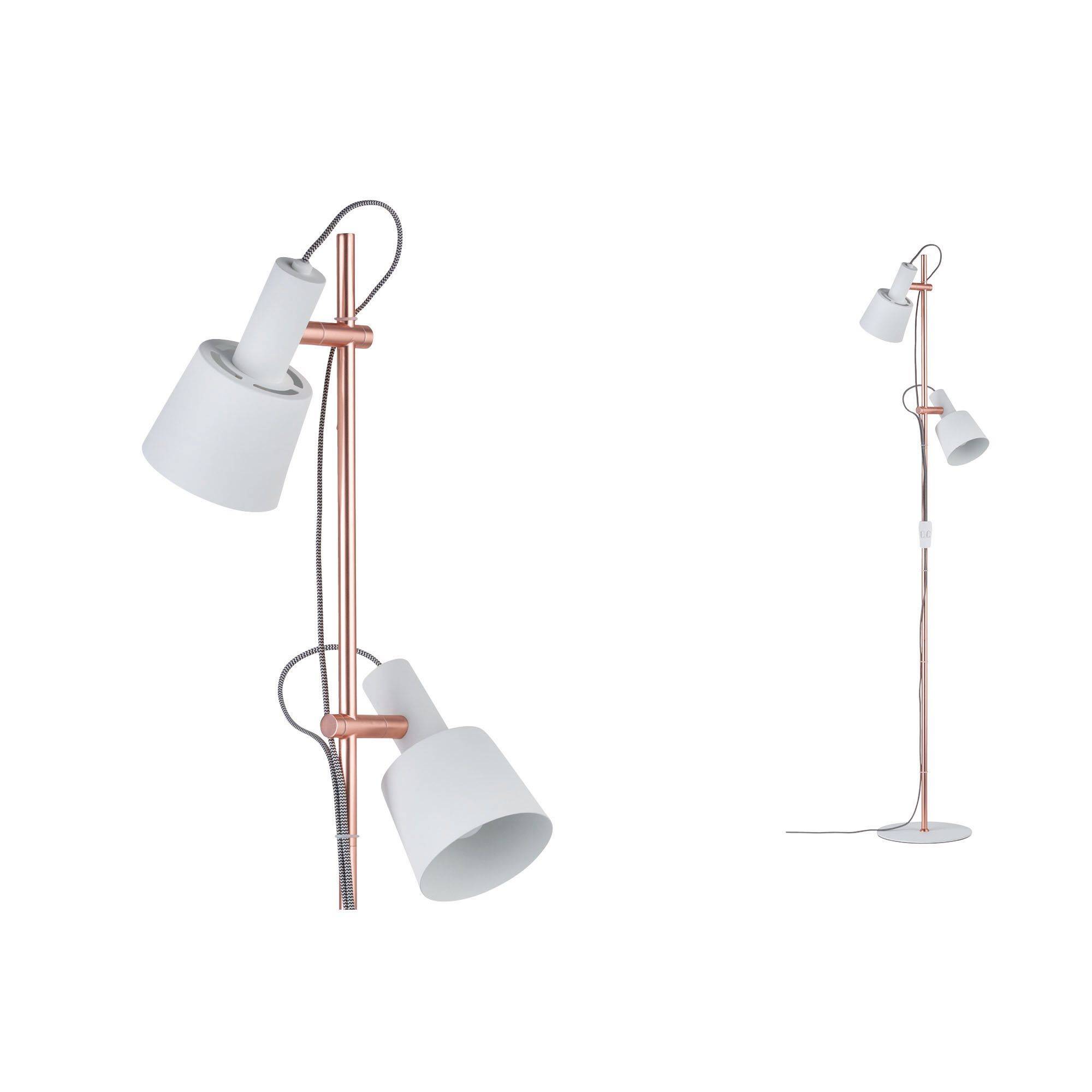 Standerlampe med to hvide lampeskærme og rustfarvet stang. Moderne, minimalistisk designerlampe.