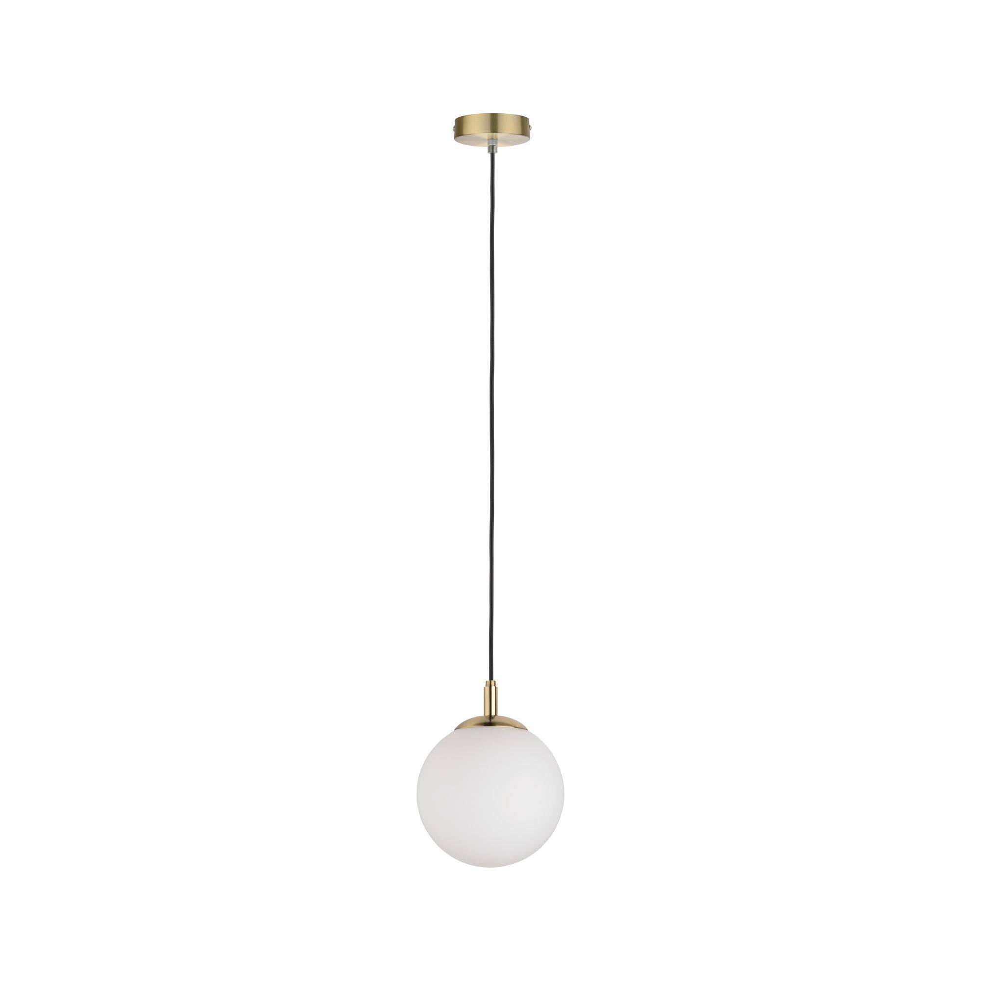 En enkelt, rund pendel-lampe med en hvid glasskærm hænger fra loftet. Den har et guldfarvet beslag og et sort ledning.