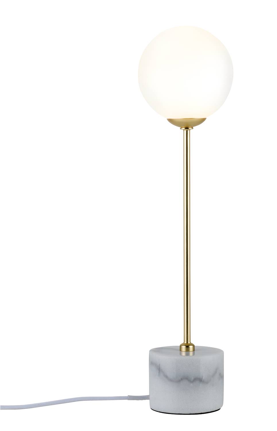 En bordlampe med kugleformet, hvid skærm på en gylden stang og marmorsokkel. Kablet er en synlig del af designet.