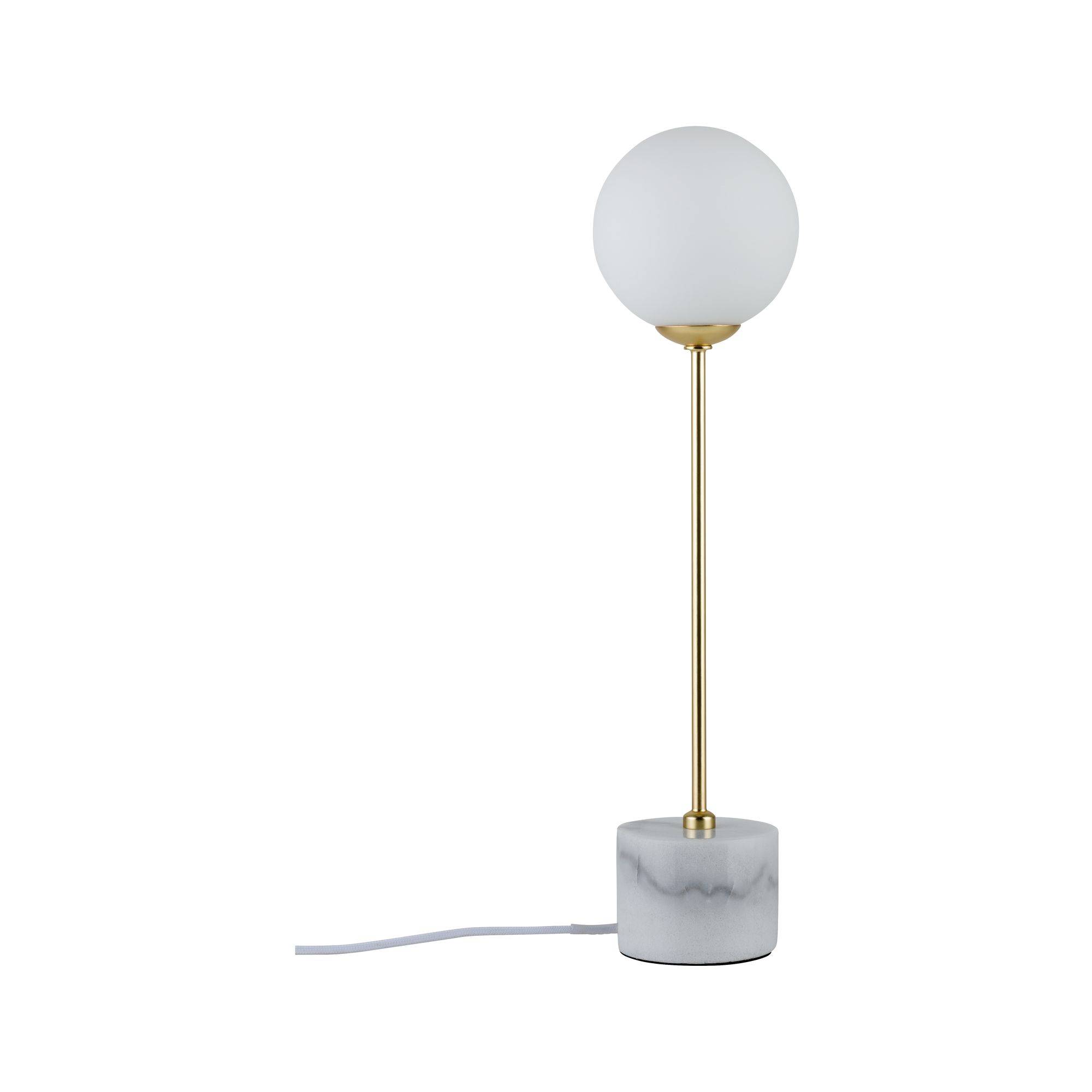 Bordlampe med hvid kugleformet skærm, guldfarvet fod og rund marmorbase, som forener moderne og elegant design.