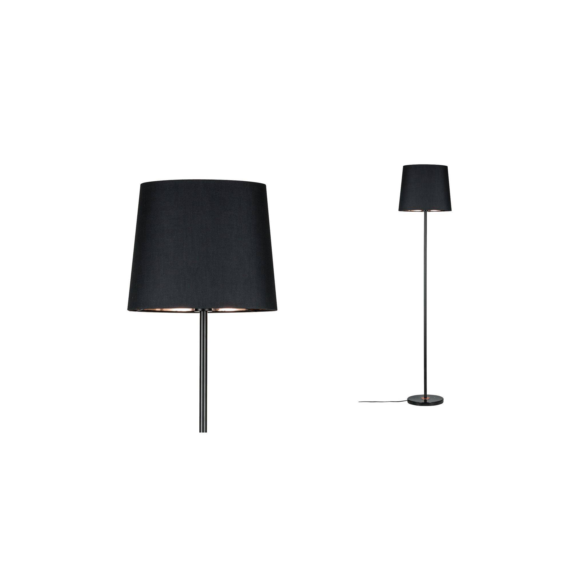 En sort standerlampe med rund skærm og slank stativfod, vist i fuld figur i forgrunden.