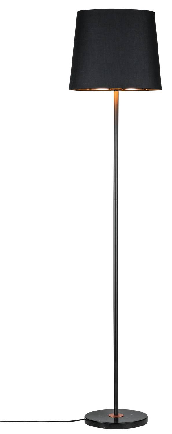 Gulvlampe med sort skærm og smal, ret støtte, som står på en rund base; moderne og enkelt belysningsdesign.