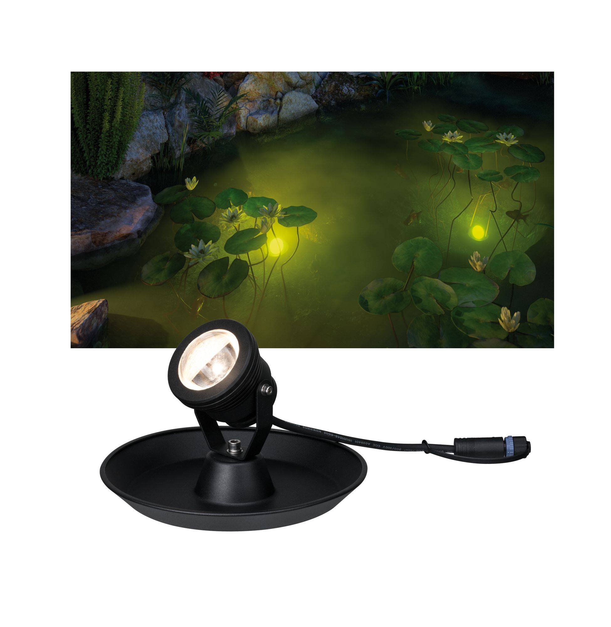 En dam om natten med oplyste åkander. I forgrunden er en vandtæt dammlampe vist.