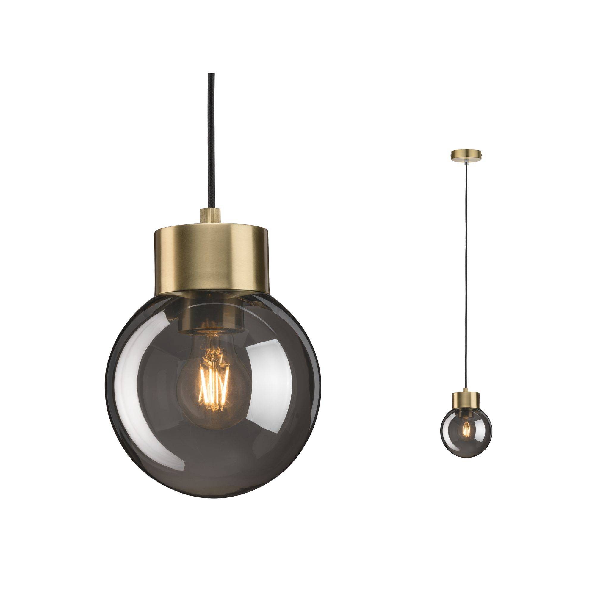 Pendel med røggrå glasskærm og gulddetaljer, vintage glødepære synlig. Elegant og moderne på samme tid.