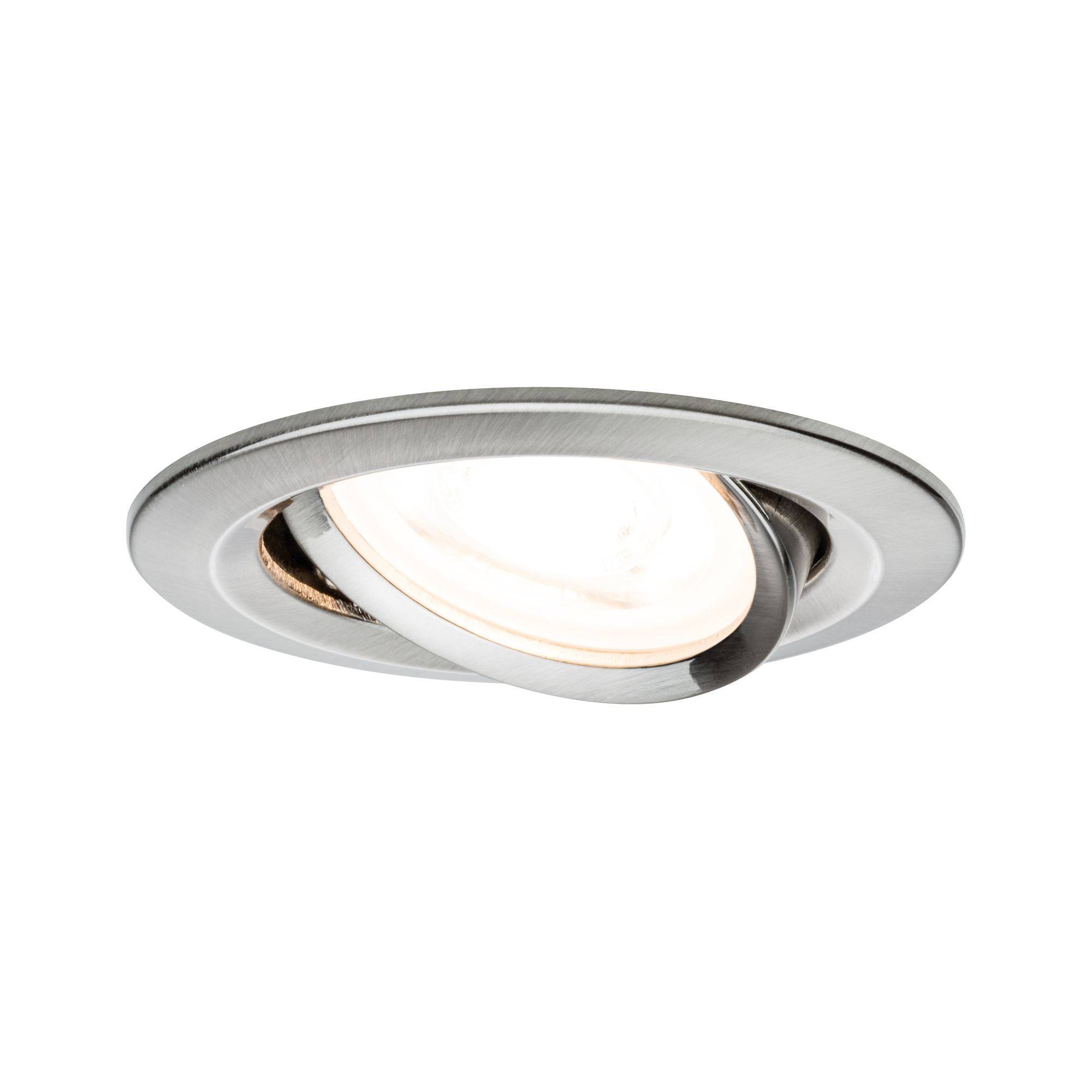En sølvfarvet, rund indbygningslampe med moderne design. Lampen er let vinklet nedad og udsender et varmt hvidt lys.