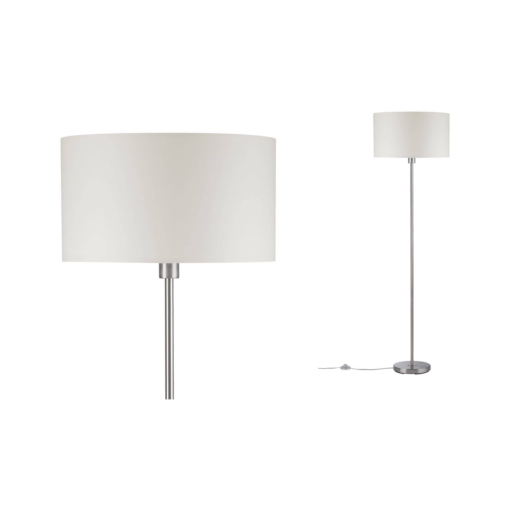 Standerlampe med rund, lys skærm og sølvfarvet, slank fod.