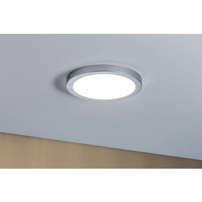En rund loftslampe med hvidt lys på en grå loft. I baggrunden er en del af en beige væg synlig.