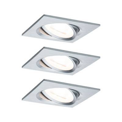Tre kvadratiske indbygningsspots i børstet metalfinish er arrangeret i en skrå linje. De udsender et varmt lys.