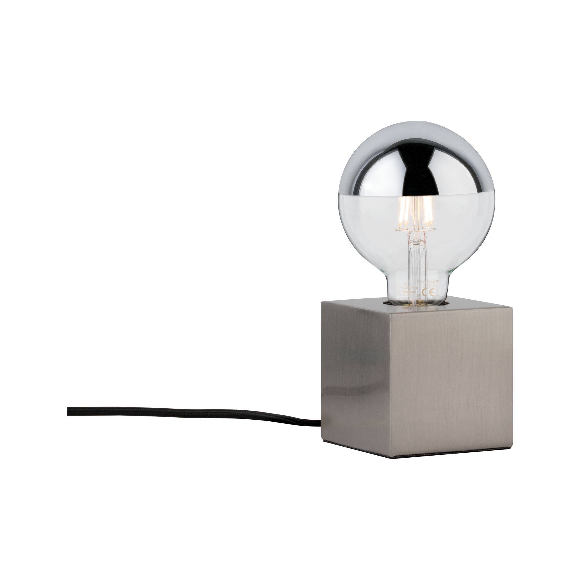 Bordlampe med firkantet metalfod og rund glødepære, forbundet med en sort ledning. Moderne og minimalistisk design.