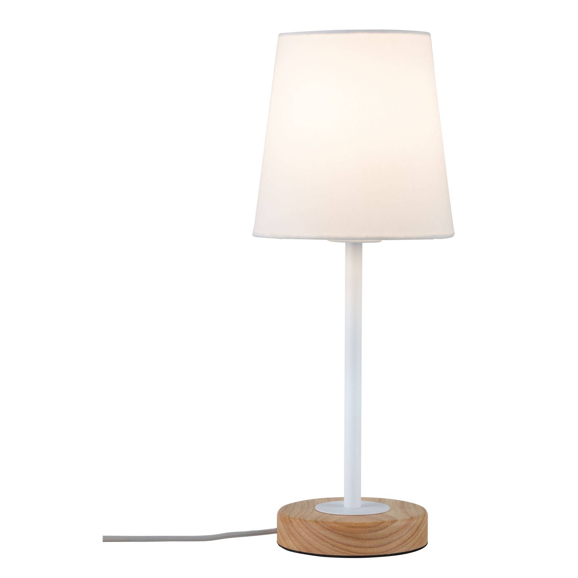 Lille bordlampe med hvid skærm og en rund træfod, foran en neutral baggrund.