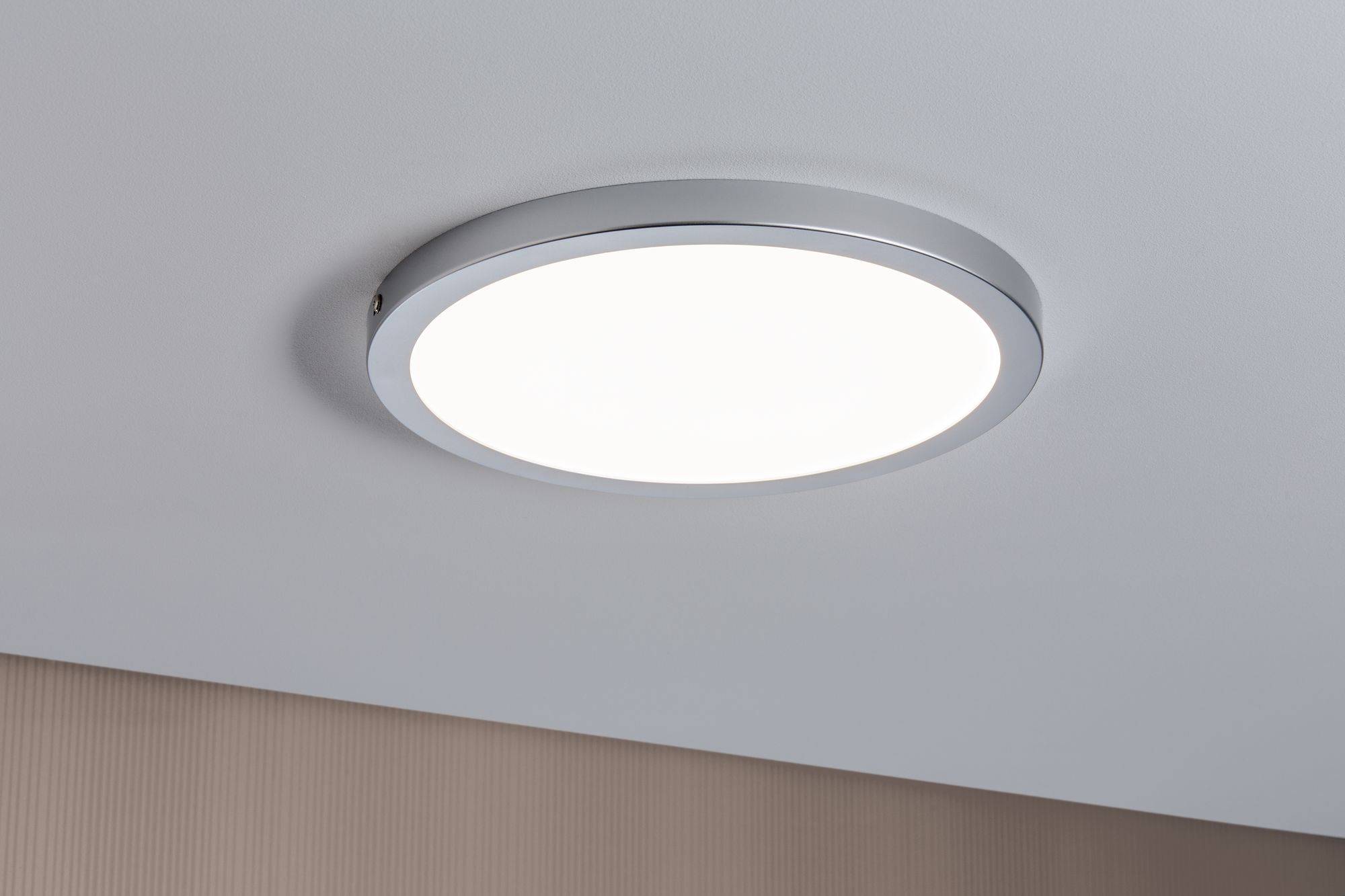 Moderne, rund loftslampe med enkelt design. Sølvfarvet ramme, varmt hvidt lys. Perfekt til stue eller kontor.