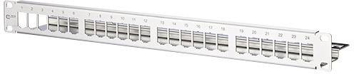 Et tomt patchpanel med 24 porte, egnet til montering i et rack i et serverrum, muliggør kabelorganisering og netværksforbindelser.