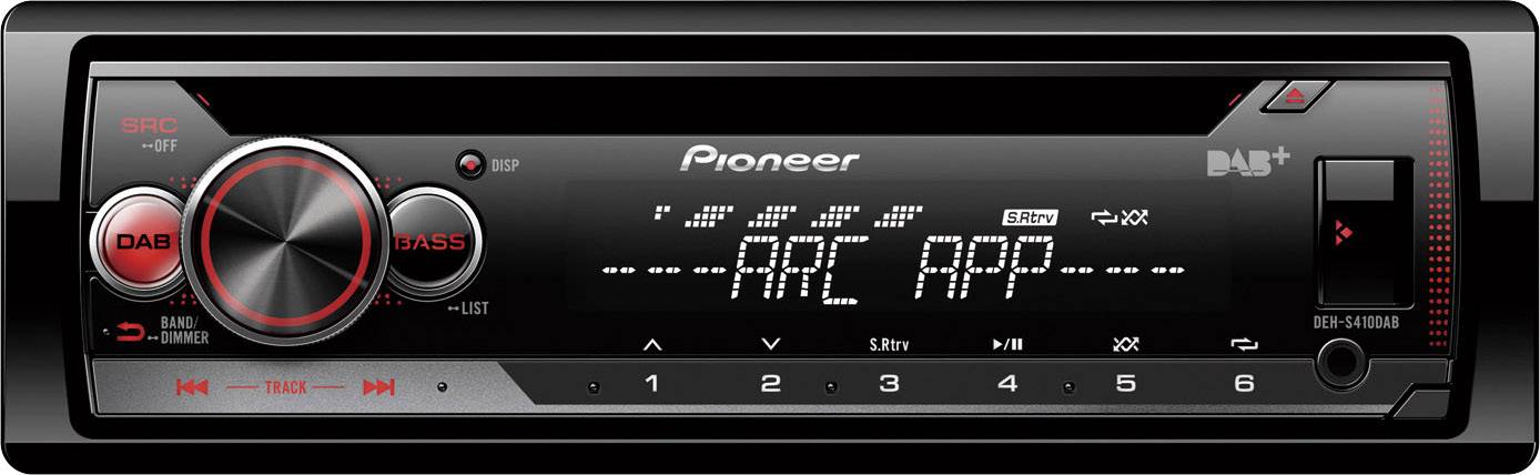 Bilradio med digitalt display viser 'AAC APP'. Til venstre en rød volumenknap, til højre forskellige kontroltaster. Mærke: Pioneer.