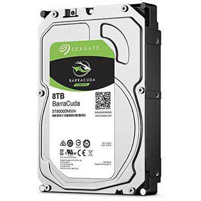 Ekstern harddisk med Seagate-logo og '8TB Barracuda'-mærkat. Viser modelnummer og tekniske specifikationer.