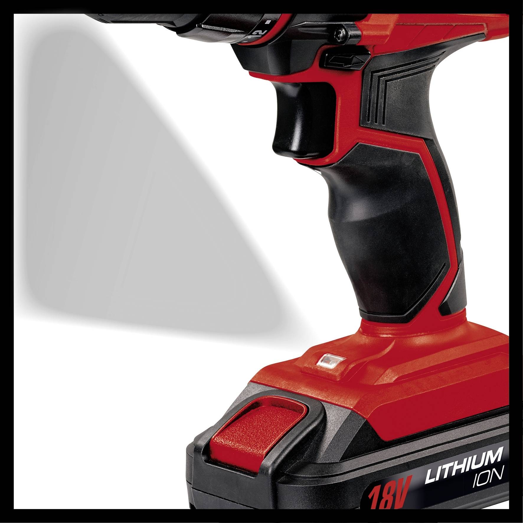Akku-skruemaskine med rød og sort greb, 18V lithium-ion batteri. Fokus på ergonomisk design og høj ydeevne.