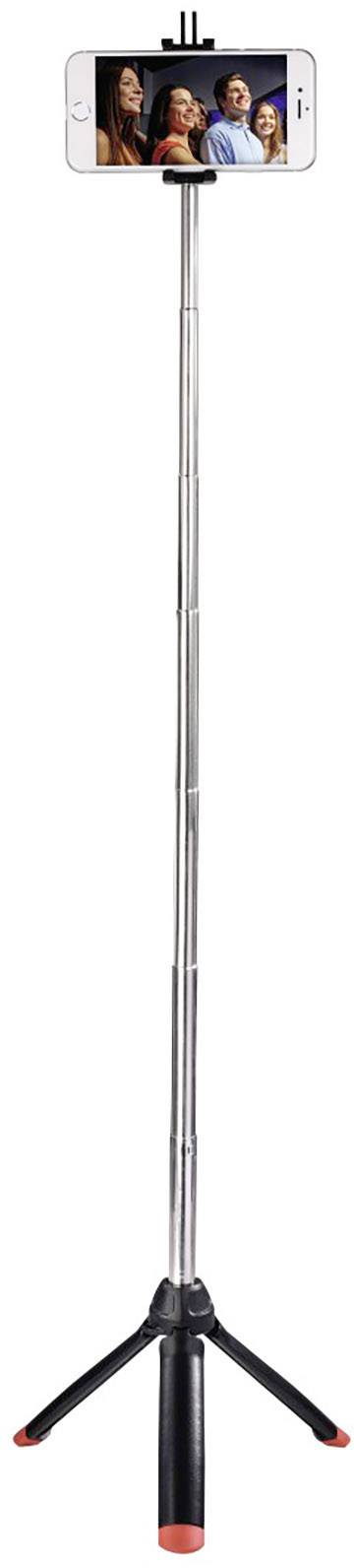 Smartphone på en helt udtrukket selfie-stang, i landskabsformat; på skærmen ser man tre personer, der poserer.