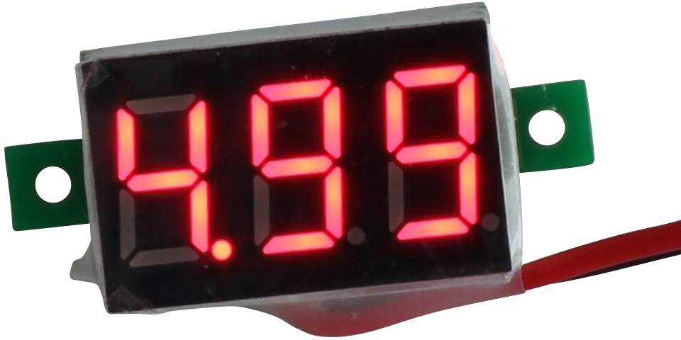 Et digitalt display viser tallet 4,99 i rødt, monteret på et grønt print med tilsluttet kabel.