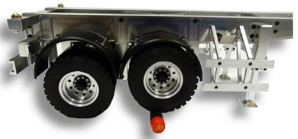 Metallisk vedhæng med to store hjul og en ramme.