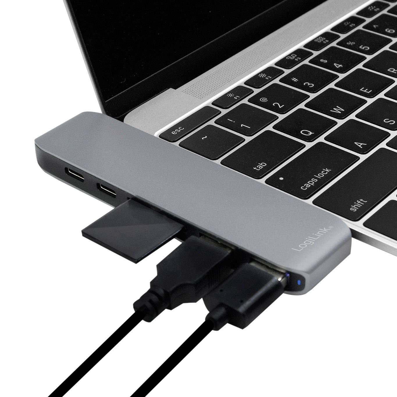 En bærbar computer med en USB-hub, hvortil flere kabler og et lagringsmedie er tilsluttet.