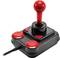 Rød arkade-joystick med to røde knapper på sort base, typisk for retro-videospilkonsoller, forbundet med et kabel.