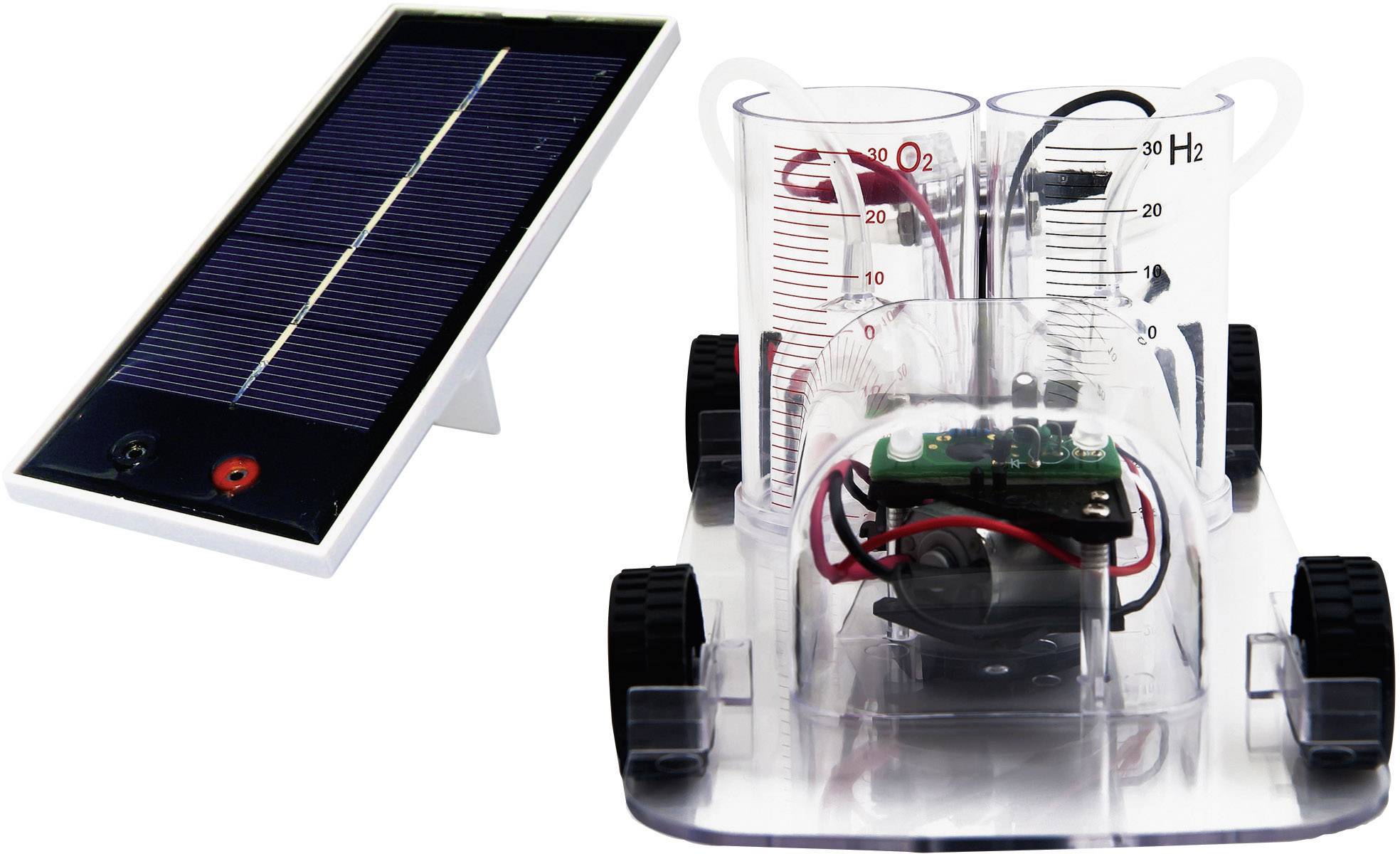 En solbilsmodel med solpanel og to transparente tanke på hjul. Den viser et eksperiment med udnyttelse af vedvarende energi.